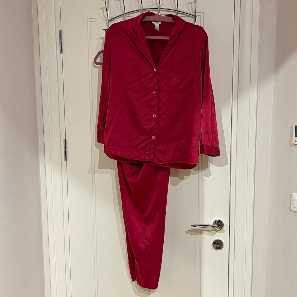 Neiman Marcus Two Piece Silk Pajama Set in Red - Picture 9 of 13